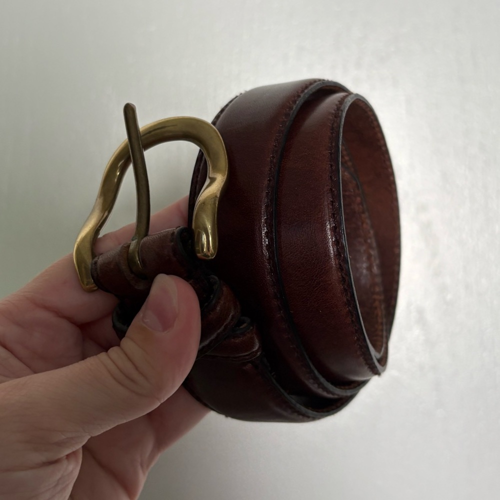 Kenneth Cole Men’s Leather Belt. Five Holes for Adjustable Sizing.